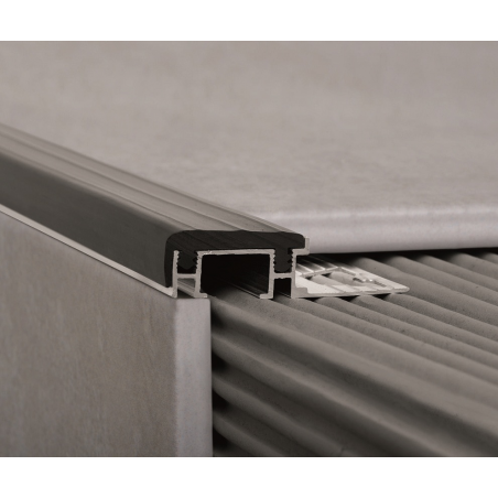 protector de escalon aluminio y PVC 10 x 52mm negro Atrim