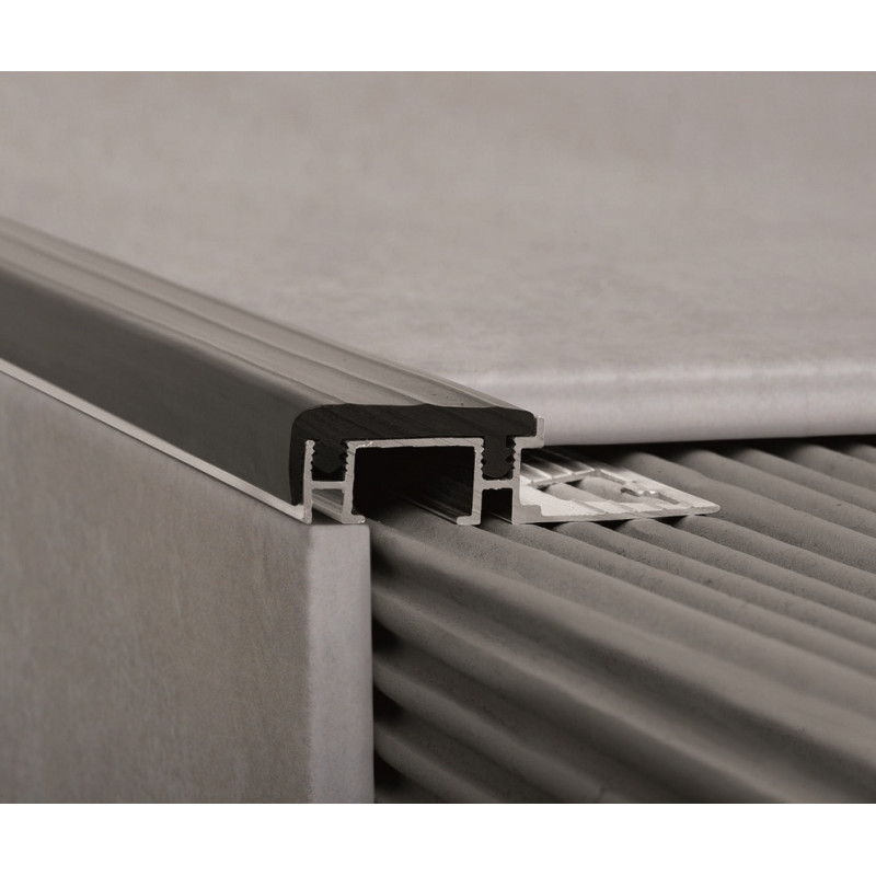 Protector de escalon aluminio y PVC 10 x 52mm negro Atrim