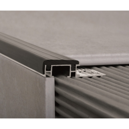 Protector de escalon aluminio y PVC 10 x 52mm negro Atrim